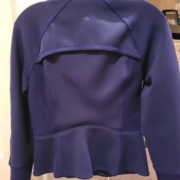 Lululemon Mock Cropped Jacket - size 8 - Picture 4 of 6